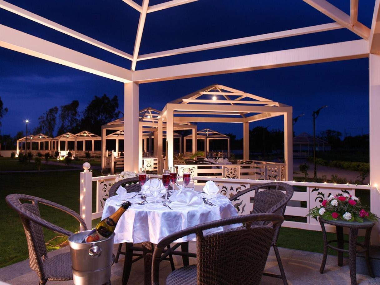 Neonz Resort & Club Ānand Eksteriør bilde